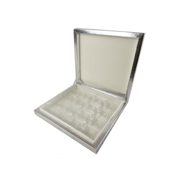 Karton Çikolata Kutusu 16'lı Separatörlü 23.5 X 22.5 CM Gümüş Karton Çikolata Kutusu 16'lı Separatörlü 23.5 X 22.5 CM Gümüş